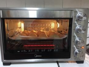 放入提前预热好的烤箱中层160度烤25分钟!随时观察面包表面上色到满意的颜色了记得及时加盖锡纸！！(我家人比较多，我做的是两盘的量，烤第一盘的时候，可以把另外一盘放在冰箱冷藏，以免发酵过头！等待第一盘烤好了，再继续烤另外一盘！)