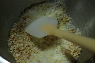 柠檬宵加白砂糖加花生仁碎搅拌均匀，腌制10分钟左右，可香了。