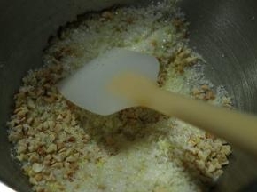 柠檬宵加白砂糖加花生仁碎搅拌均匀，腌制10分钟左右，可香了。