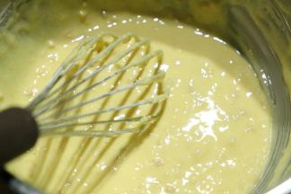 用手抽搅拌均匀出小气泡的样子（用电动打蛋器也是可以的）