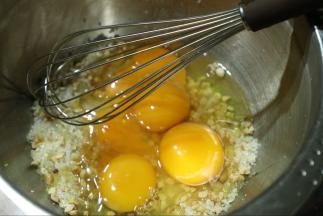 加入四个鸡蛋，