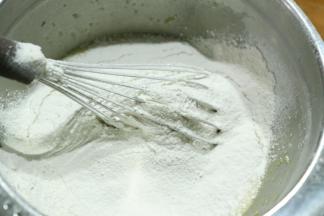 把低粉过筛进去盆里