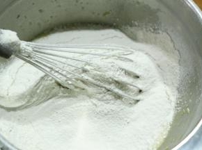 把低粉过筛进去盆里