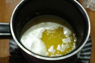 黄油小火融化，