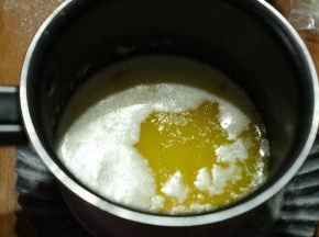 黄油小火融化，