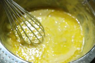 沿着盆子边缘倒入面糊中，快速搅拌，一定要把黄油充份搅拌进面糊中。