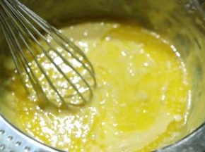 沿着盆子边缘倒入面糊中，快速搅拌，一定要把黄油充份搅拌进面糊中。