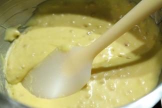 搅拌好的面糊会稍显浓稠的样子。