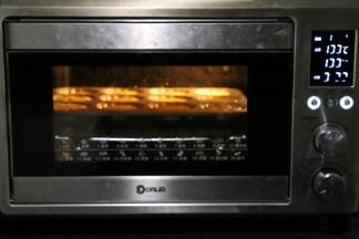 放入东菱烤箱中下层180度25分钟，烤之前先预热3分钟，再放入。