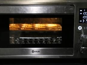 放入东菱烤箱中下层180度25分钟，烤之前先预热3分钟，再放入。