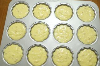 用裱花袋把面糊装好挤入学厨金色12连杯不粘日式玛德琳模具中（模具不用刷油，不用酒粉，轻松脱模）