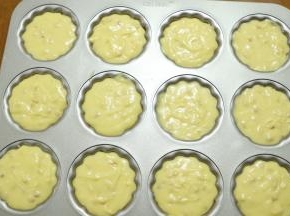 用裱花袋把面糊装好挤入学厨金色12连杯不粘日式玛德琳模具中（模具不用刷油，不用酒粉，轻松脱模）