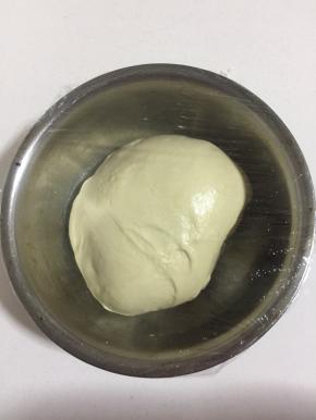 揉好的面团揉圆，盖上保鲜膜！