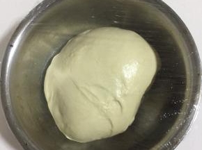 揉好的面团揉圆，盖上保鲜膜！