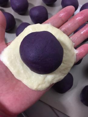 取一个面团按扁，放入紫薯馅儿！