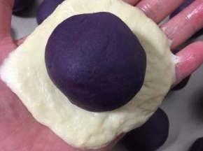 取一个面团按扁，放入紫薯馅儿！