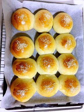 面包出炉后移至烤架上晾凉即可装在保鲜袋保存！
