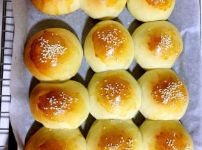 面包出炉后移至烤架上晾凉即可装在保鲜袋保存！
