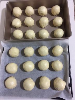 像包包子一样包好，收口向下整齐地摆放在烤盘上！