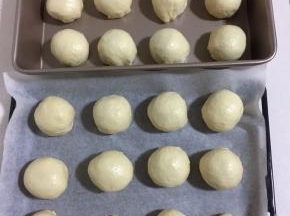 像包包子一样包好，收口向下整齐地摆放在烤盘上！