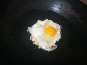 锅烧热，到油，油烧到7成热的样子，打入鸡蛋