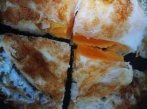 两面煎熟，蛋黄要煎凝固，不然切开的时候会流黄，不要煎糊了。煎好后，取出切十字刀，4块