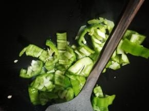切好的青椒放入油锅里翻炒