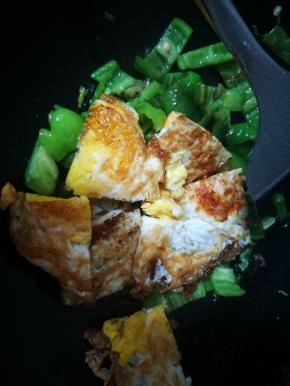 青椒炒软后，放入鸡蛋