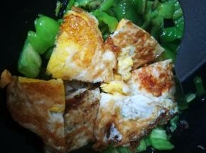 青椒炒软后，放入鸡蛋