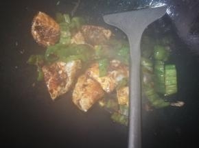 加盐，生抽，老抽，香醋翻炒均匀后，加点开水一焖，起锅