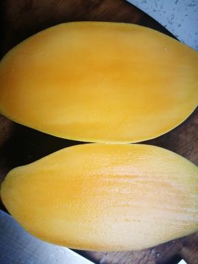 先切芒果，洗净擦干，合适的位置，切下两边，中间的核就直接啃了吧，哈哈