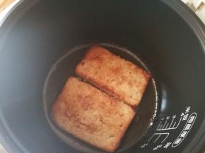 自制的午餐肉，前面有写食谱！平底锅中给油，开始煎，要煎得两面焦黄！