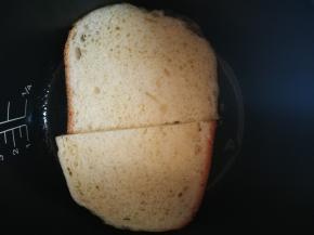 肉煎好后，放入切好的面包，一样要煎得两面煎黄