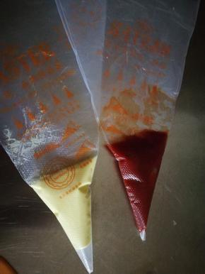 裱花袋里装入沙拉酱和番茄酱