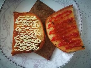 分别挤在面包上，可以多挤些，搭配着肉一起吃，味道非常好