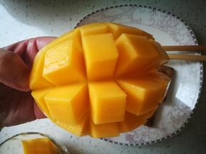 如图掐着2边这么一翻，用小刀将果肉切下来，放在小碗里，可以加点沙拉酱