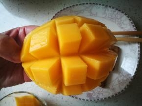 如图掐着2边这么一翻，用小刀将果肉切下来，放在小碗里，可以加点沙拉酱