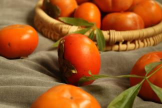 选择脆甜的硬柿子。