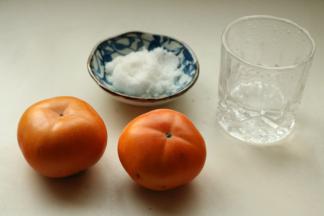 准备好砂糖和水。