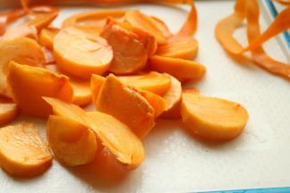 切成厚薄均匀的月牙片。