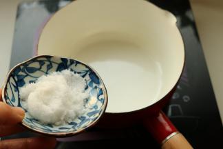 汤锅内加少许水，倒入白糖，水量不要多，能溶解砂糖即可。