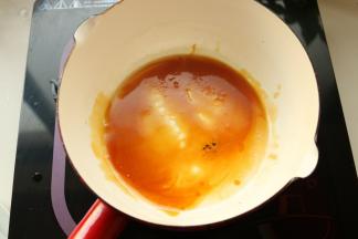 小火熬出焦糖色。