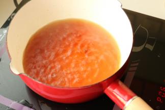 再加入大约50毫升水，能没过柿子块即可，再次烧开，糖水变成琥珀色。