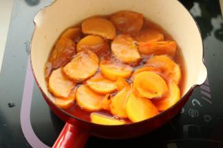 倒入刚才切好的柿子块，煮大约10分钟，柿子变软。