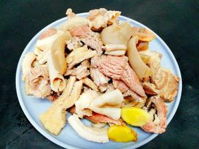 焯水好沥干水分，装盘备用