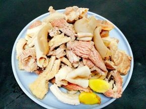 焯水好沥干水分，装盘备用