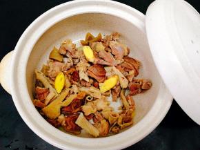 取一口砂锅，放入牛杂姜片