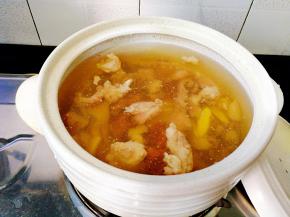 加入适量料酒，盐