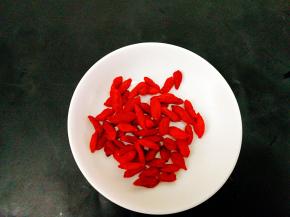 准备适量枸杞子