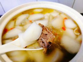 这样就差不多了，关火，加入鸡精，盖子盖上，焖5~8分钟